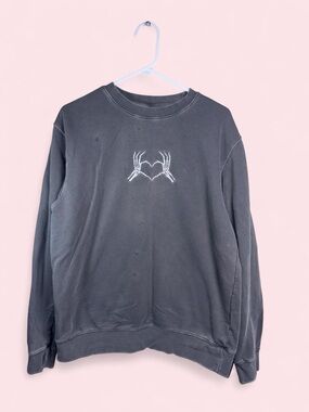 Independent Trading Company Skeleton Hands Heart Embroidered Sweatshirt Gray M